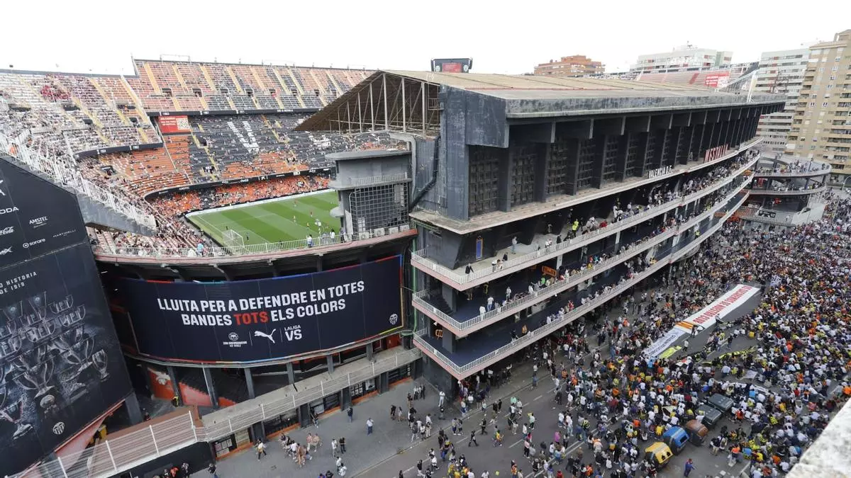 La protesta de los aficionados del Valencia CF en el exterior de Mestalla