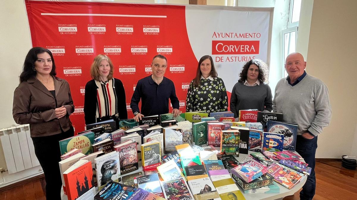 Iván Fernández, en el centro, junto a los nuevos ejemplares adquiridos.