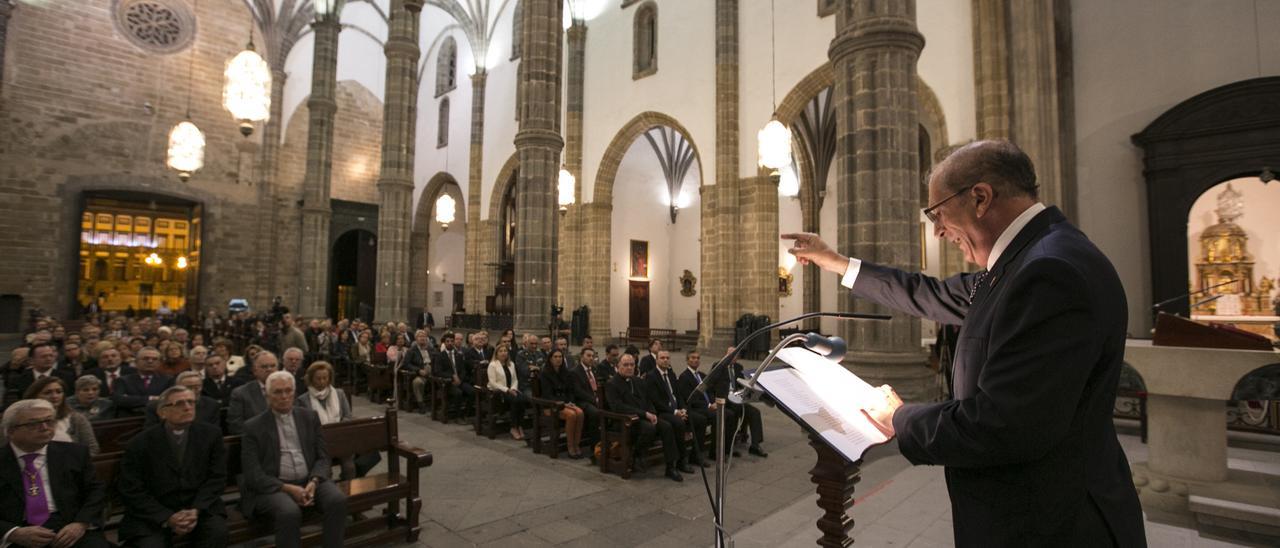 Juan José Laforet durante su pregón de Semana Santa en 2004 en la Catedral de Las Palmas de Gran Canaria en una imagen de archivo.