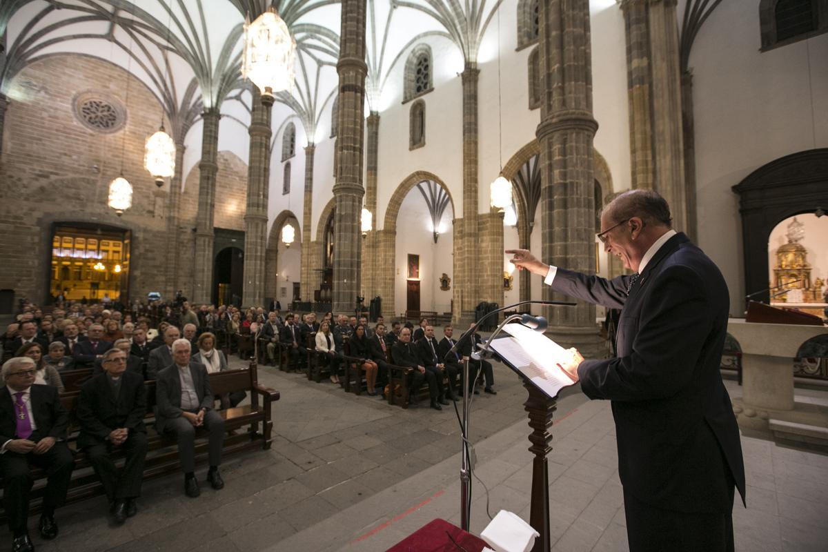 Juan José Laforet durante su pregón de Semana Santa en 2004 en la Catedral de Las Palmas de Gran Canaria en una imagen de archivo.