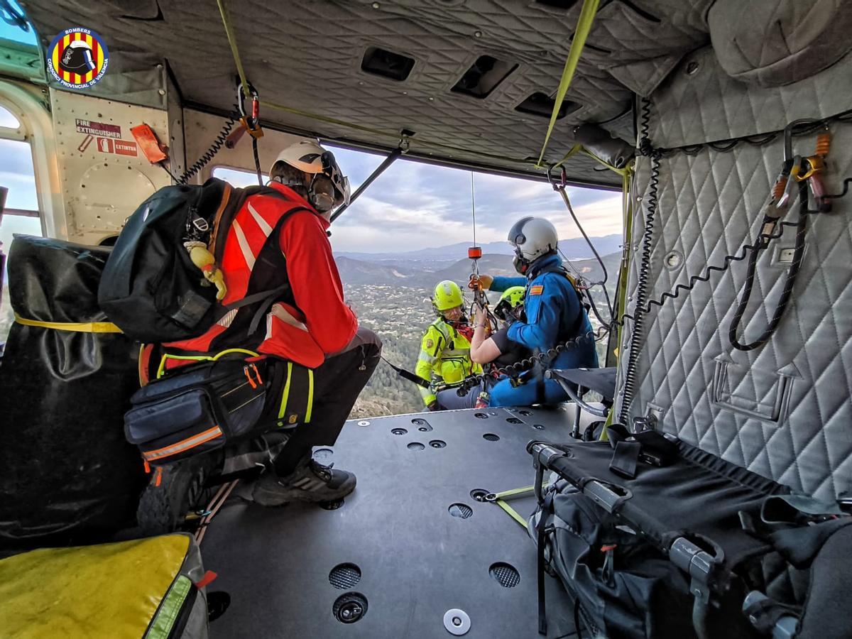 La mujer lesionada fue transportada en el helicóptero del Consorci de Bombers.