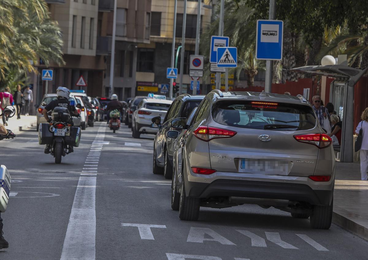 Coches sobre el carril bus en Elche