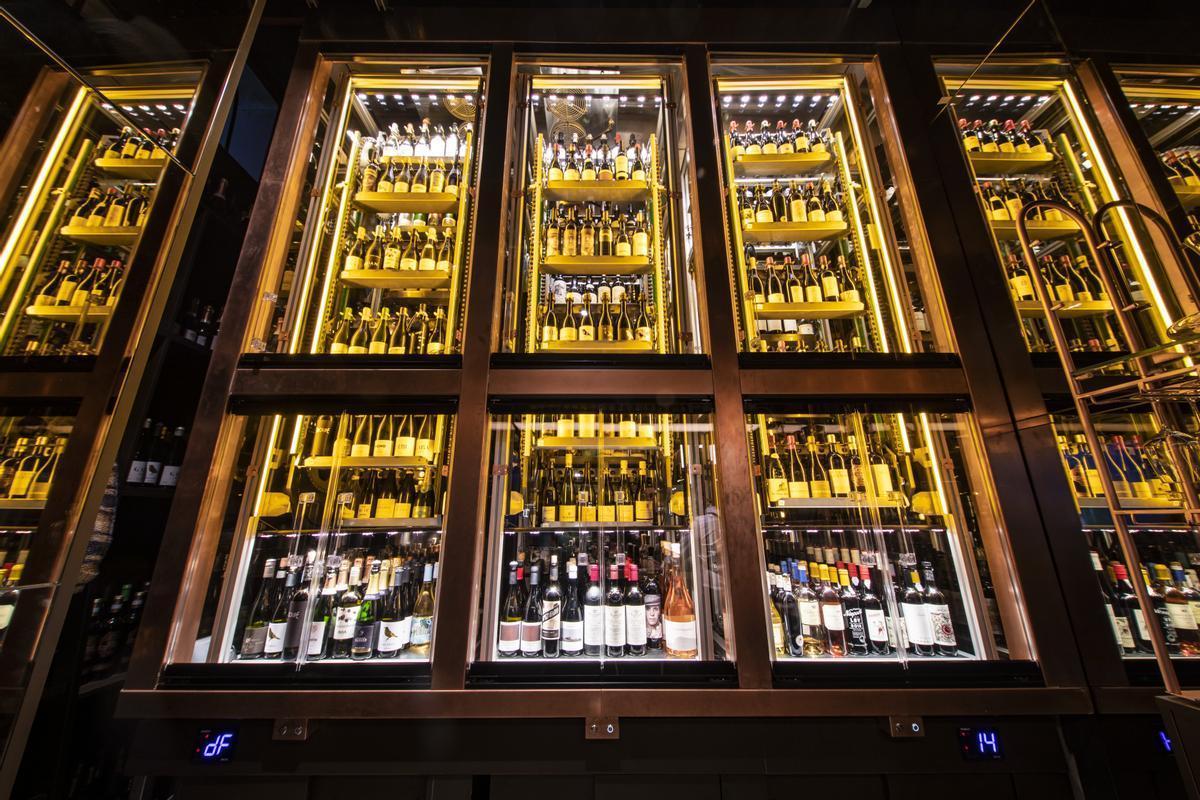 Imagen de la cava en altura automática de Galería Canalejas.