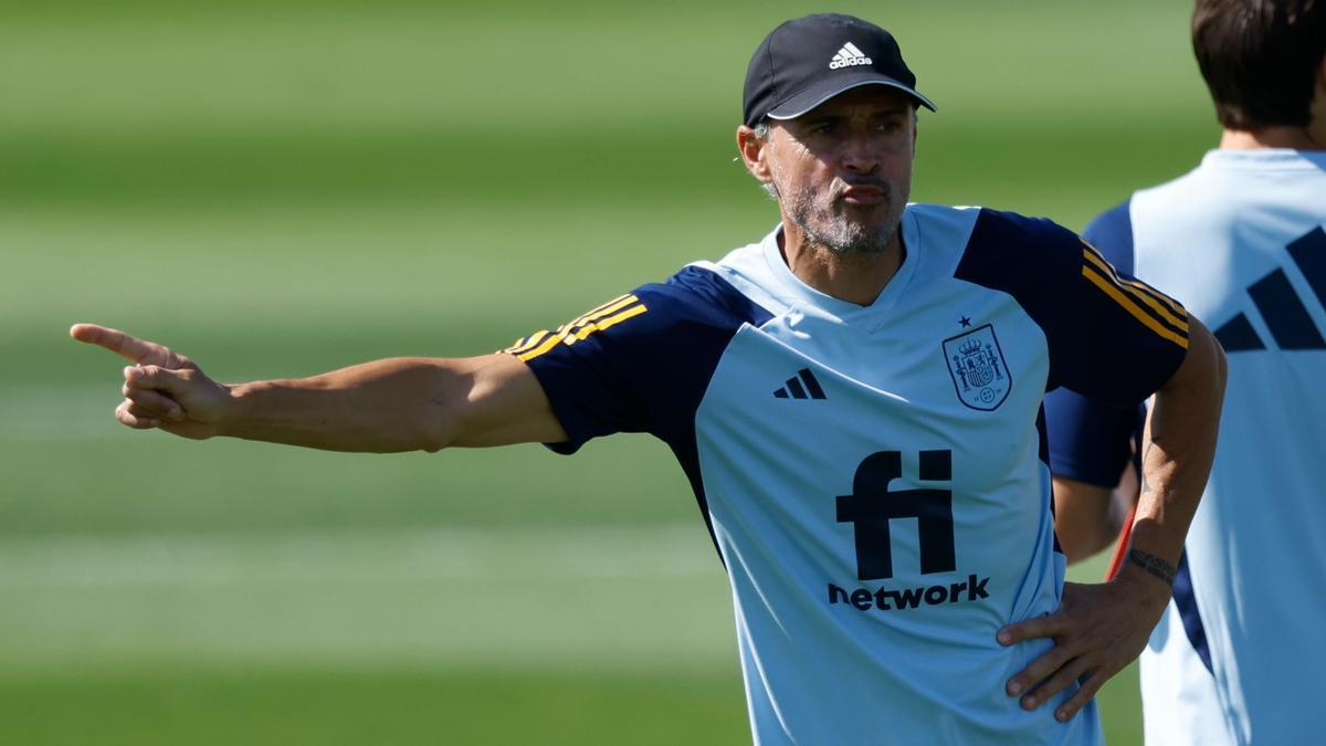 Luis Enrique, durante un entrenamiento de la selección española en Qatar