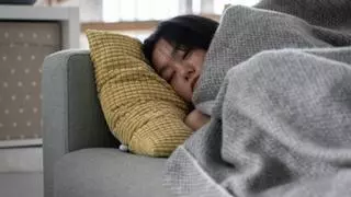 Así es la siesta japonesa: la exitosa técnica para combatir el cansancio en minutos y que rejuvenece