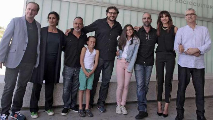 Elenco de artistas de &quot;El Desconocido&quot;, con el director Dani de la Torre (c.), Luis Tosar (3d.) y Goya Toledo (2d.).