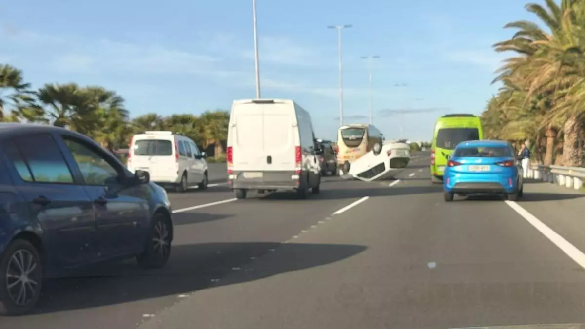 Un coche vuelca a raíz de retenciones en la GC-1 por un accidente múltiple a la altura del CC El Mirador