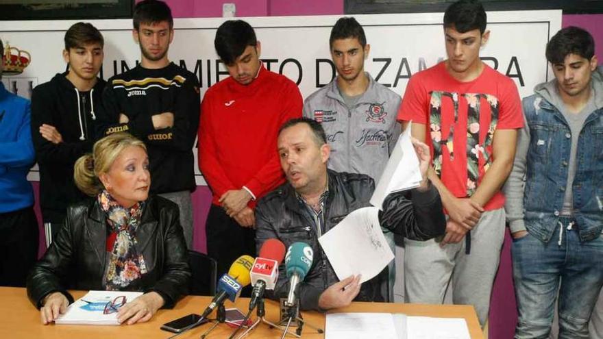 Justy Fernández, con los jugadores y Carmen Ferreras.