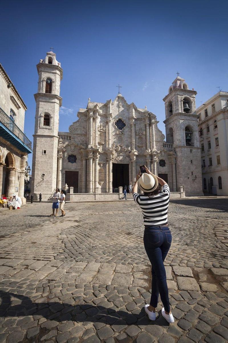 Plaza de la Catedral, edificio que albergó los restos mortales de Cristóbal Colón