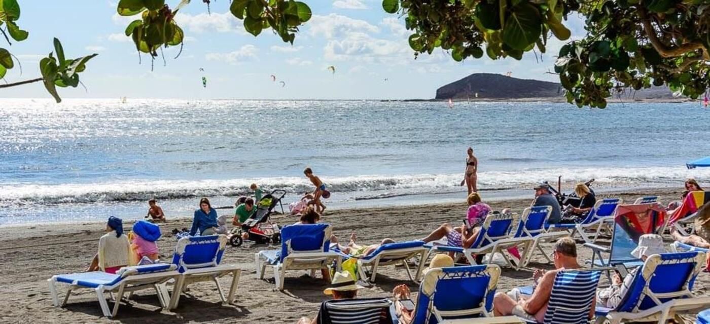 Playa El Médano, situada en el sur de Tenerife.jpg