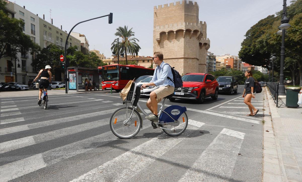 Usuarios de la bicicleta municipal junto a las Torres de Serranos