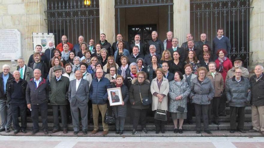 Integrantes y excomponentes del Coro &quot;Peña Santa&quot;, con el retrato de Ramón A. Prada, junto a vecinos y autoridades, ayer, en Cangas de Onís.