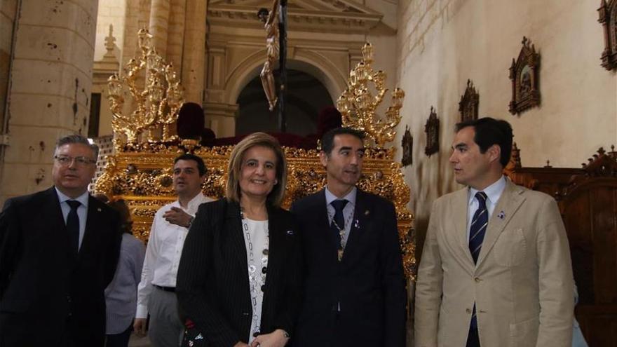 La ministra Fátima Báñez visita el Cristo de la Misericordia