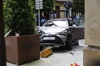 EN IMÁGENES: Dos heridos y tres coches implicados en un fuerte accidente múltiple en el centro de Gijón