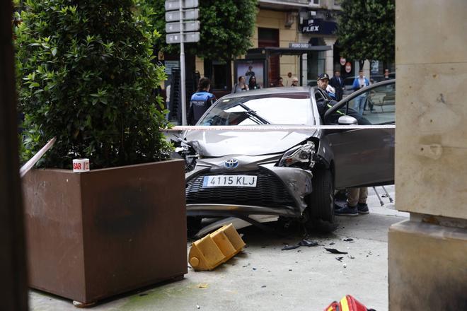 EN IMÁGENES: Dos heridos y tres coches implicados en un fuerte accidente múltiple en el centro de Gijón