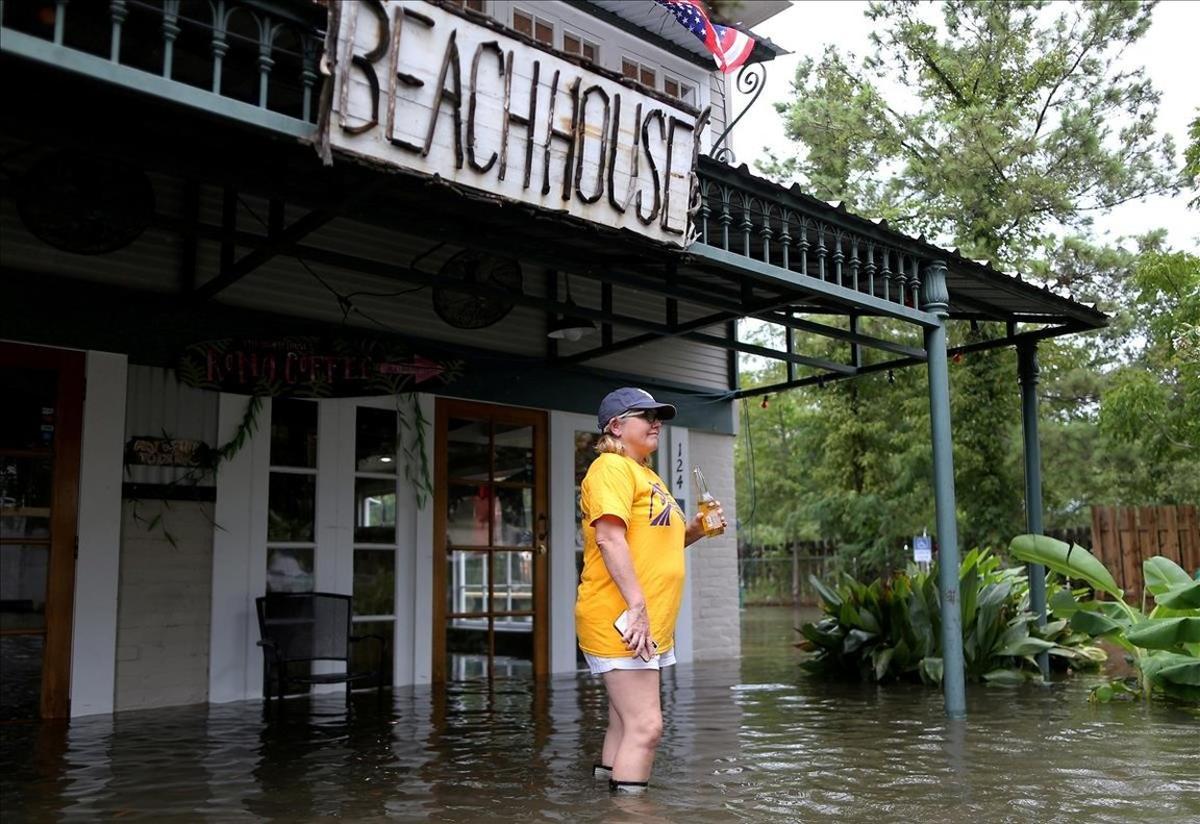 Robyn Iacona-Hilbert frente a su negocio inundado tras el paso del huracán Barry en Mandeville, Louisiana.
