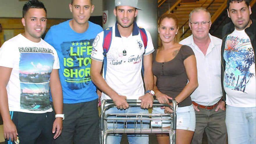 Pascual, padre de Jesé (2ºd), junto al jugador de la UD -c-y el resto de la familia Rodríguez y amigos, durante la etapa del atacante en el Madrid Castilla.