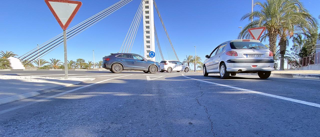 Socavón en la entrada del Pont del Bimil.lenari, en Elche