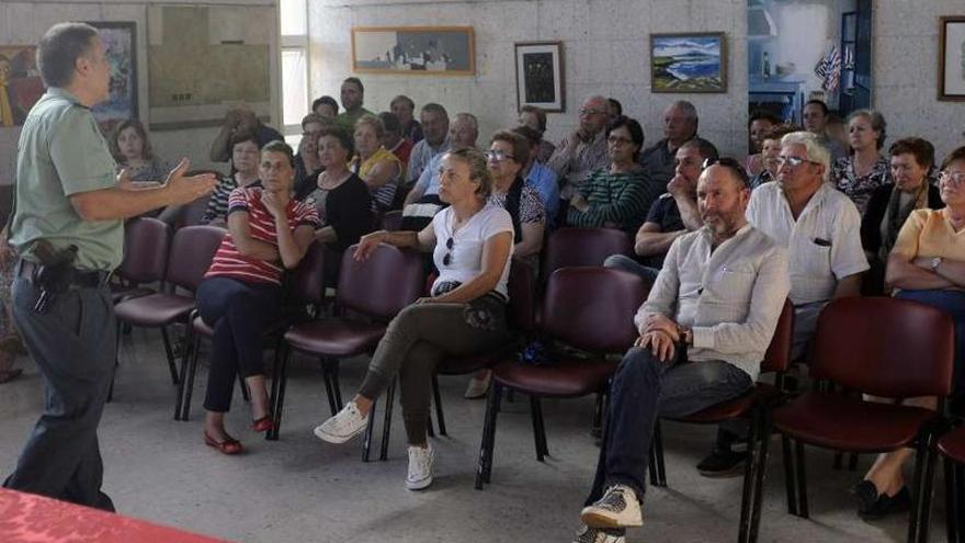 El salón de actos del Concello de Forcarei acogió a los vecinos durante la charla