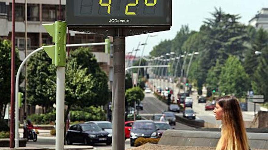 Un termómetro gallego marca 42 grados.