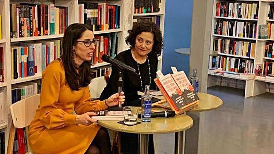 Durante la presentación de su libro, Virginia Barber (izquierda) junto a la periodista Andrea Aguilar.