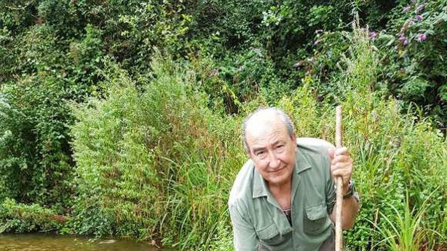 Pablo Pedregal, uno de los principales donadores de salmones de &quot;Las Mestas del Narcea&quot;, entrega un ejemplar al proyecto &quot;Arca&quot;.