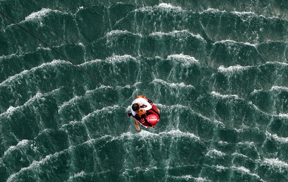 Un socorrista voluntario participa en un simulacro de rescate organizado por la Cruz Roja Salvadoreña en La Libertad, El Salvador. El evento  es la culminación de meses de entrenamiento en seguridad en aguas duras, con el objetivo de preparar socorristas para la temporada de vacaciones.