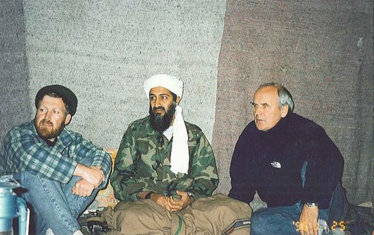 Bin Laden amb Mustafà Setmarian i el periodista britànic Gwynne Roberts.