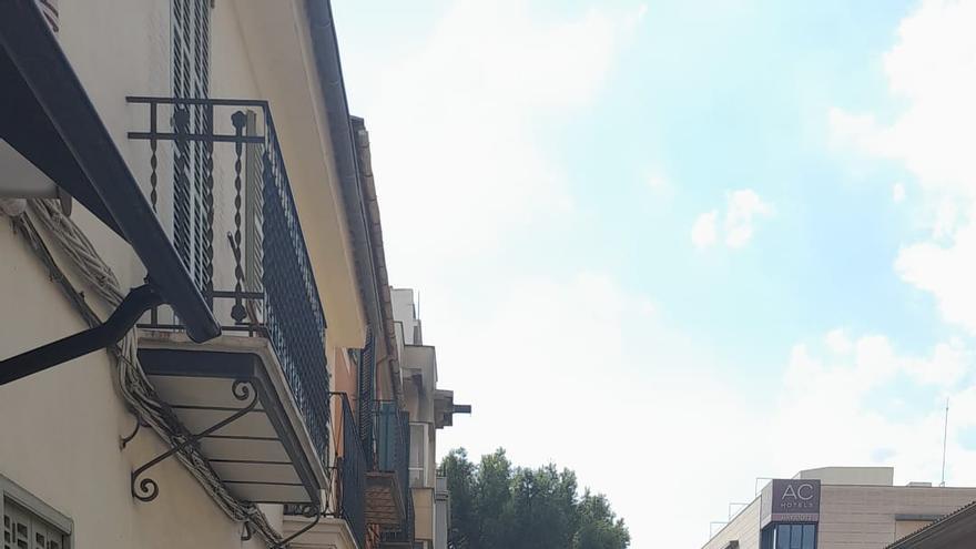 Un autocar del TIB se estrella contra una farola y un balcón en Palma