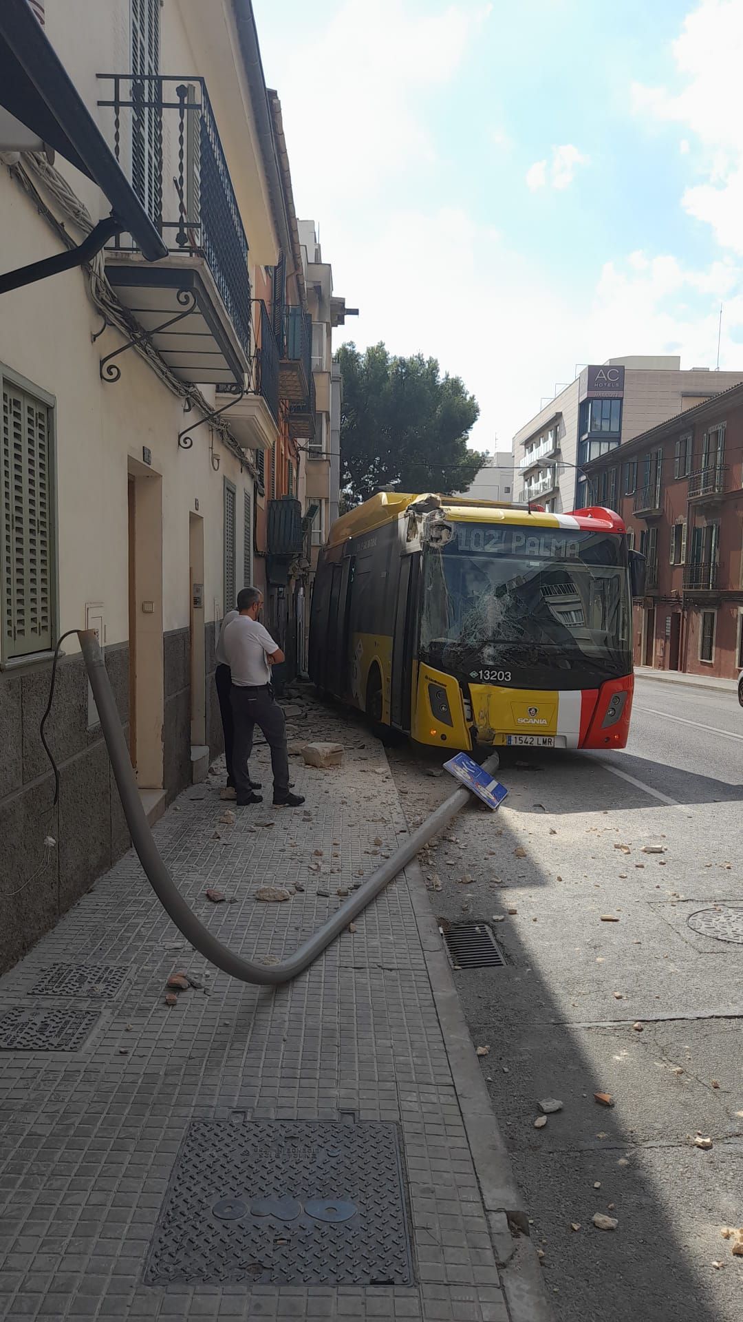 Un autocar del TIB se estrella contra una farola y un balcón en Palma