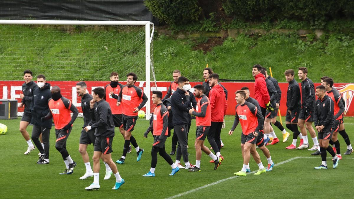 Los jugadores del Sporting entrenan ayer en Mareo