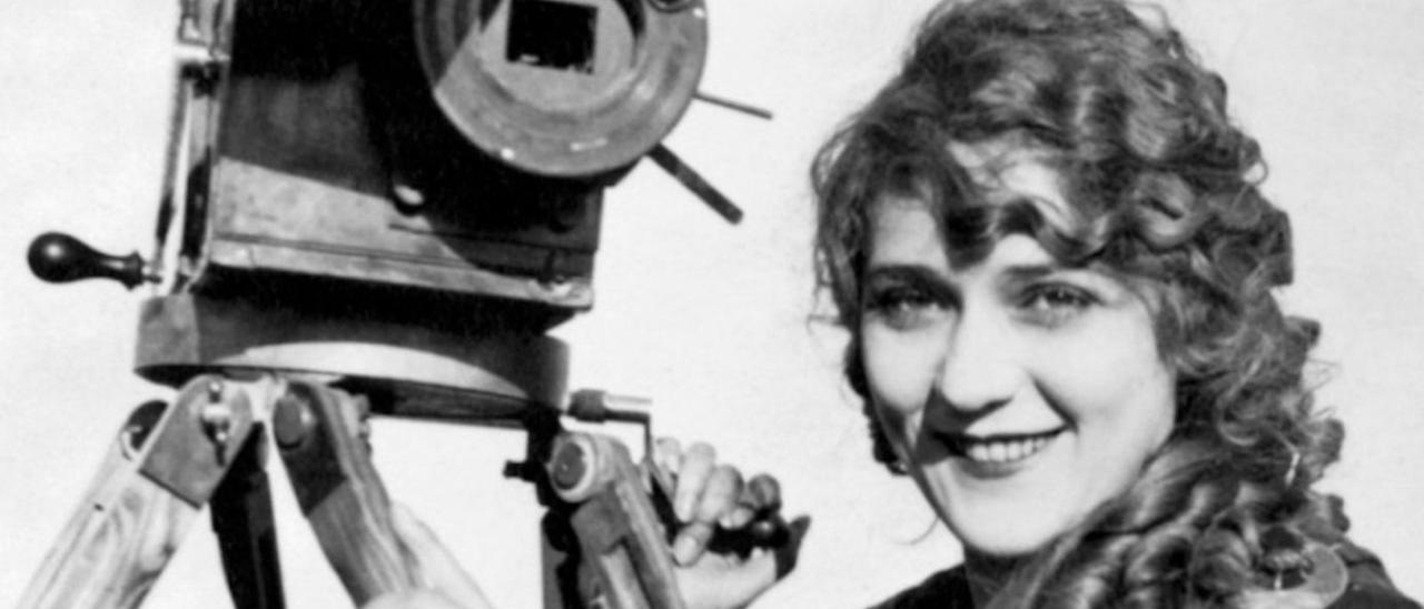 Alice Guy-Blaché, amb una càmera de cinema.