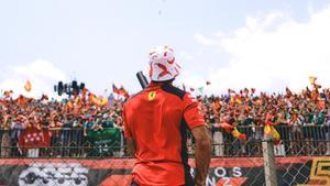 Sainz desata la locura en Montmeló