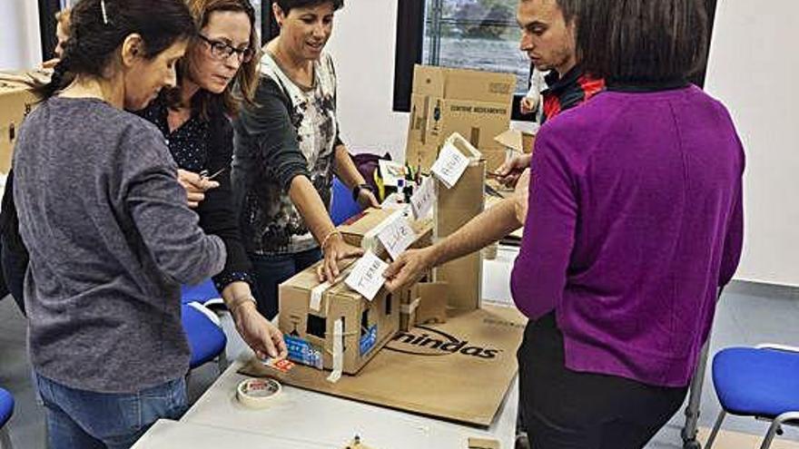 Un grupo de participantes elabora un proyecto basado en el cuidado del medio ambiente.