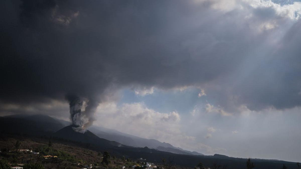 Cenizas expulsadas por la erupción volcánica del Tajogaite.