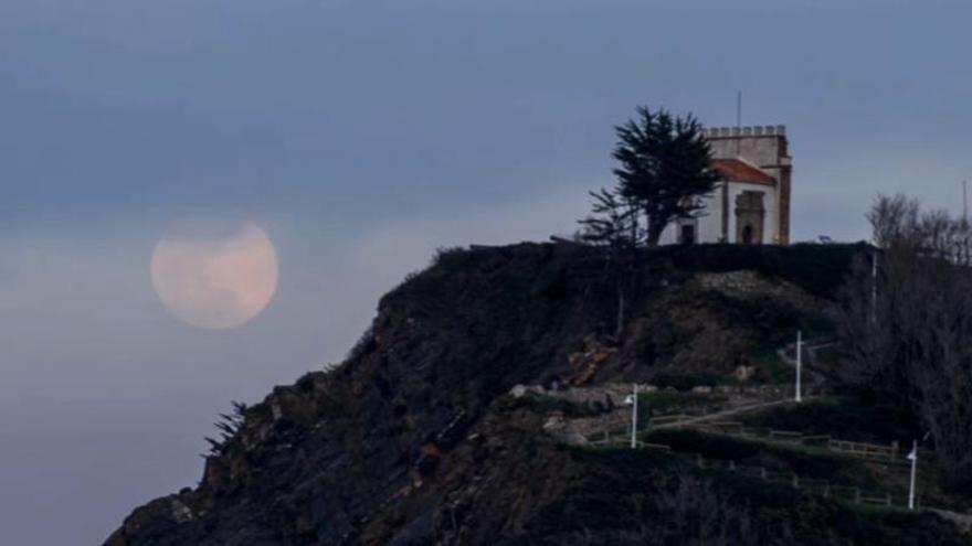 VÍDEO: Así se vió en Asturias la "luna de gusano"