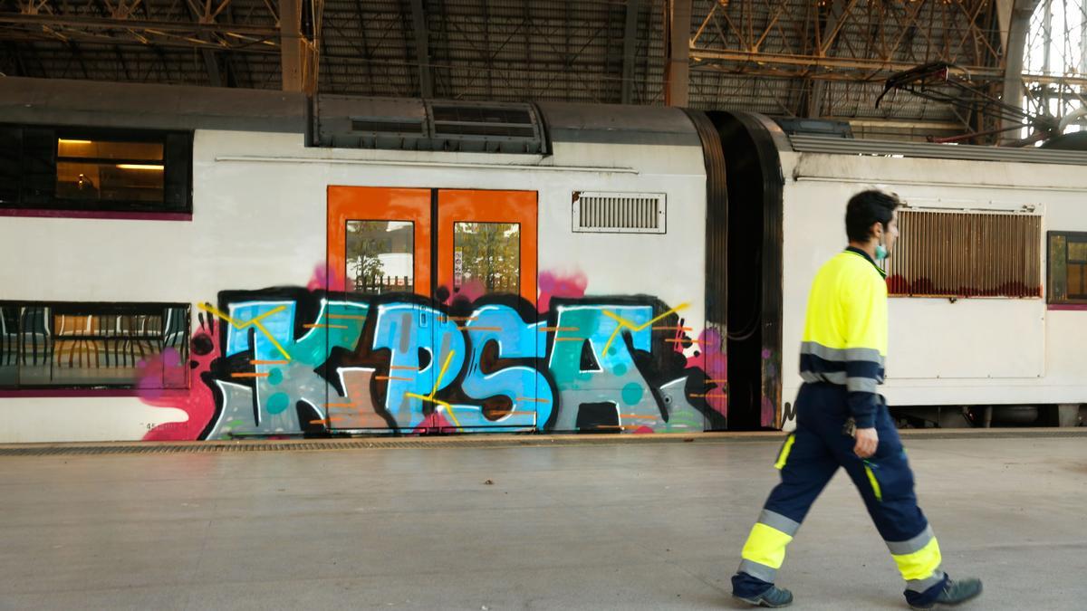 Pintada en un tren de Rodalies, en la Estació de França, en Barcelona.