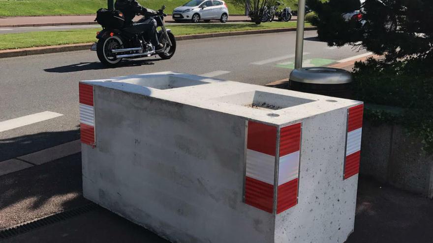 Bloque de hormigón en el acceso al hotel donde se hospeda el Valencia C.F.