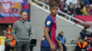 Flick observa el Barça-Alavés ante Lamine Yamal en Montjuïc.