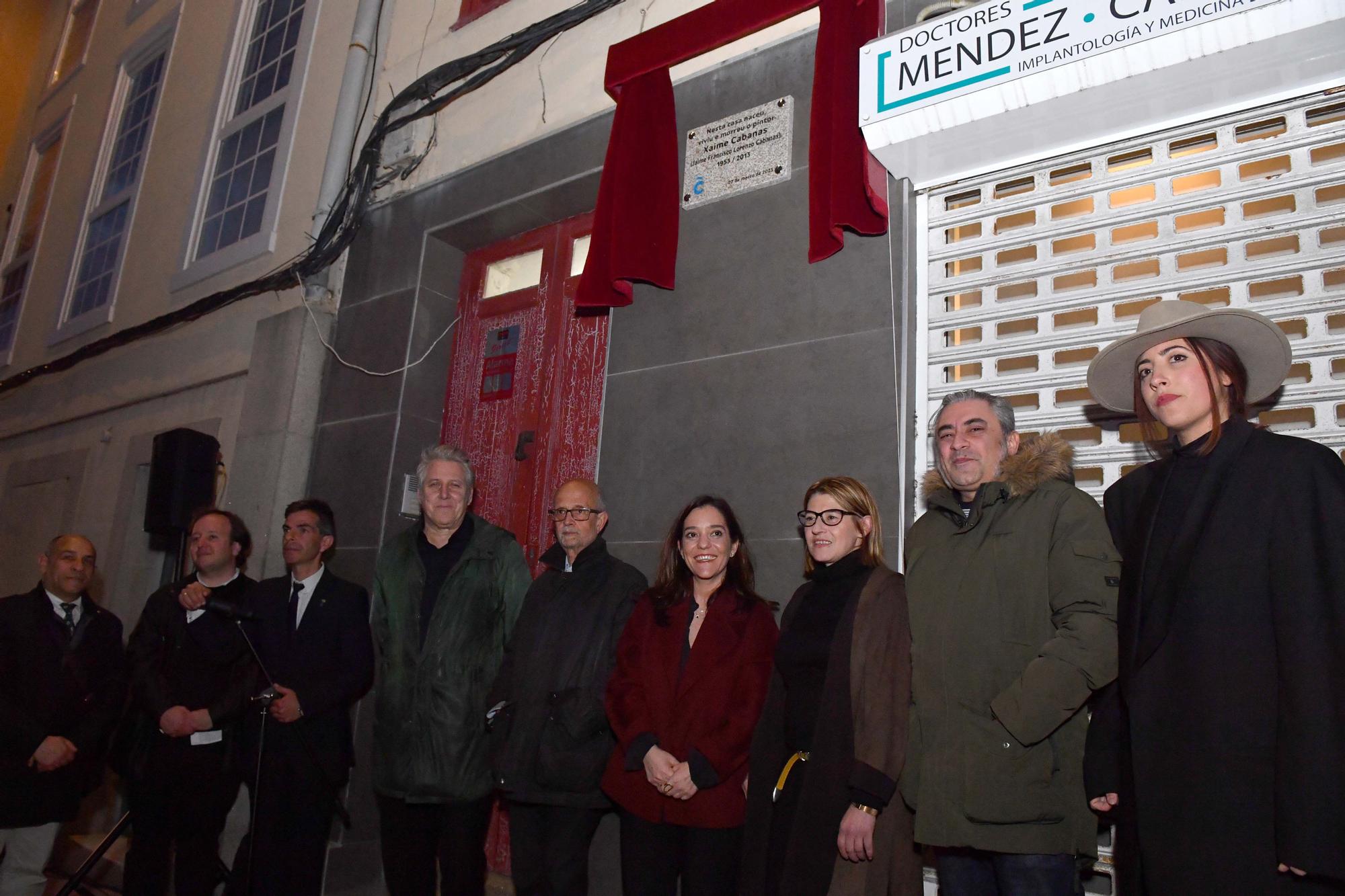 Placa a Xaime Cabanas en la casa de A Coruña donde nació y vivió