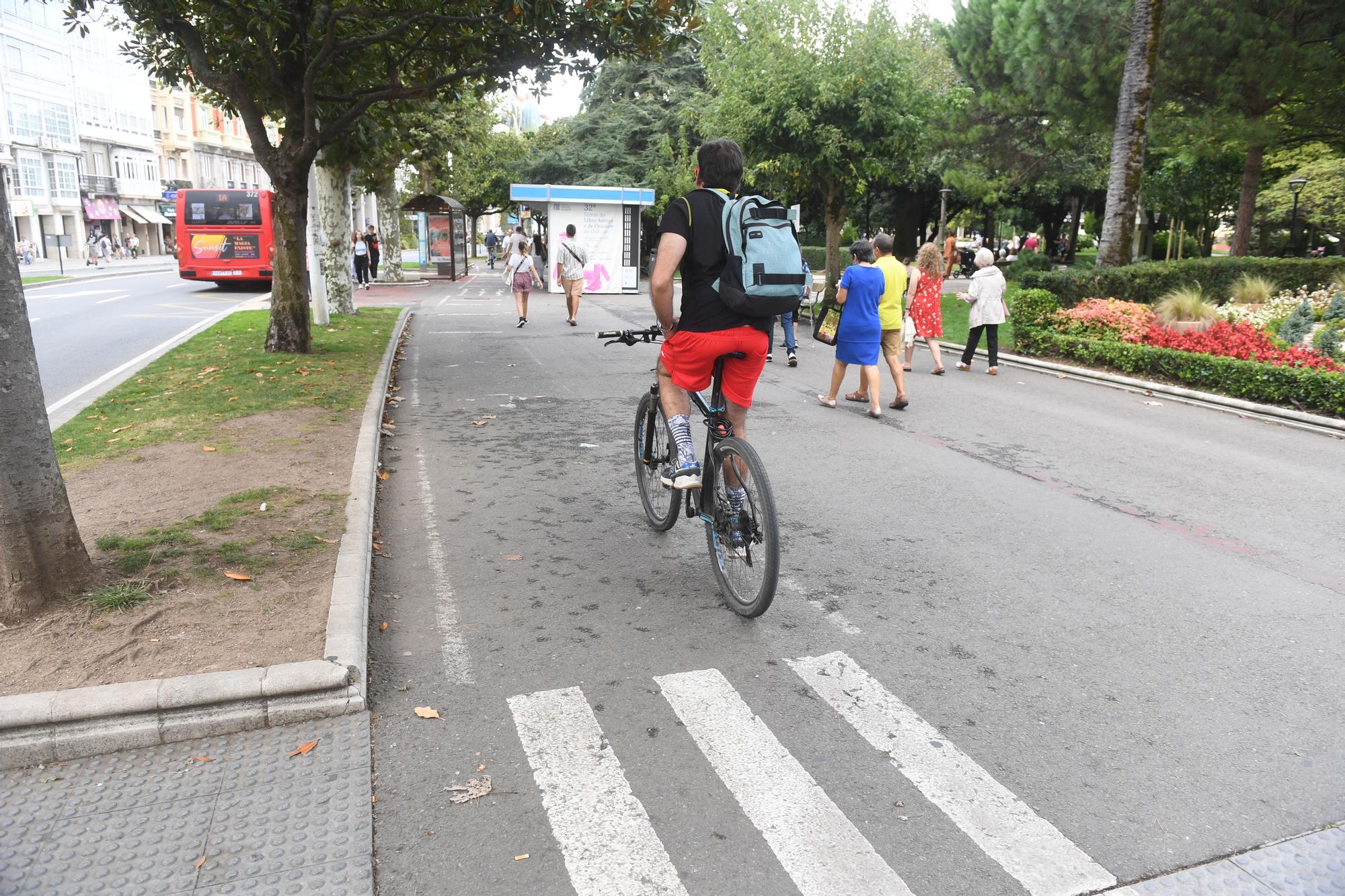 Mal estado del carril bici en los jardines de Méndez Núñez