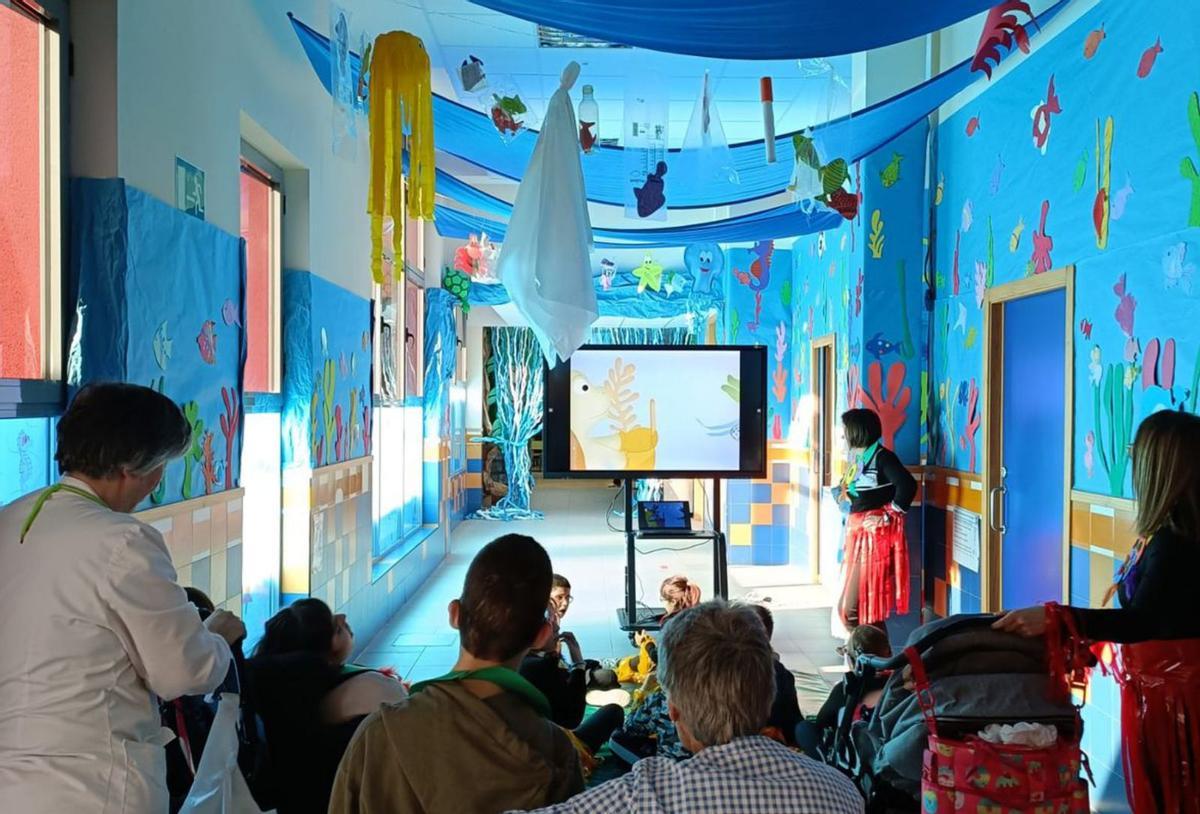 Profesores y alumnos en uno de los pasillos decorados para un proyecto. | cedida (archivo)