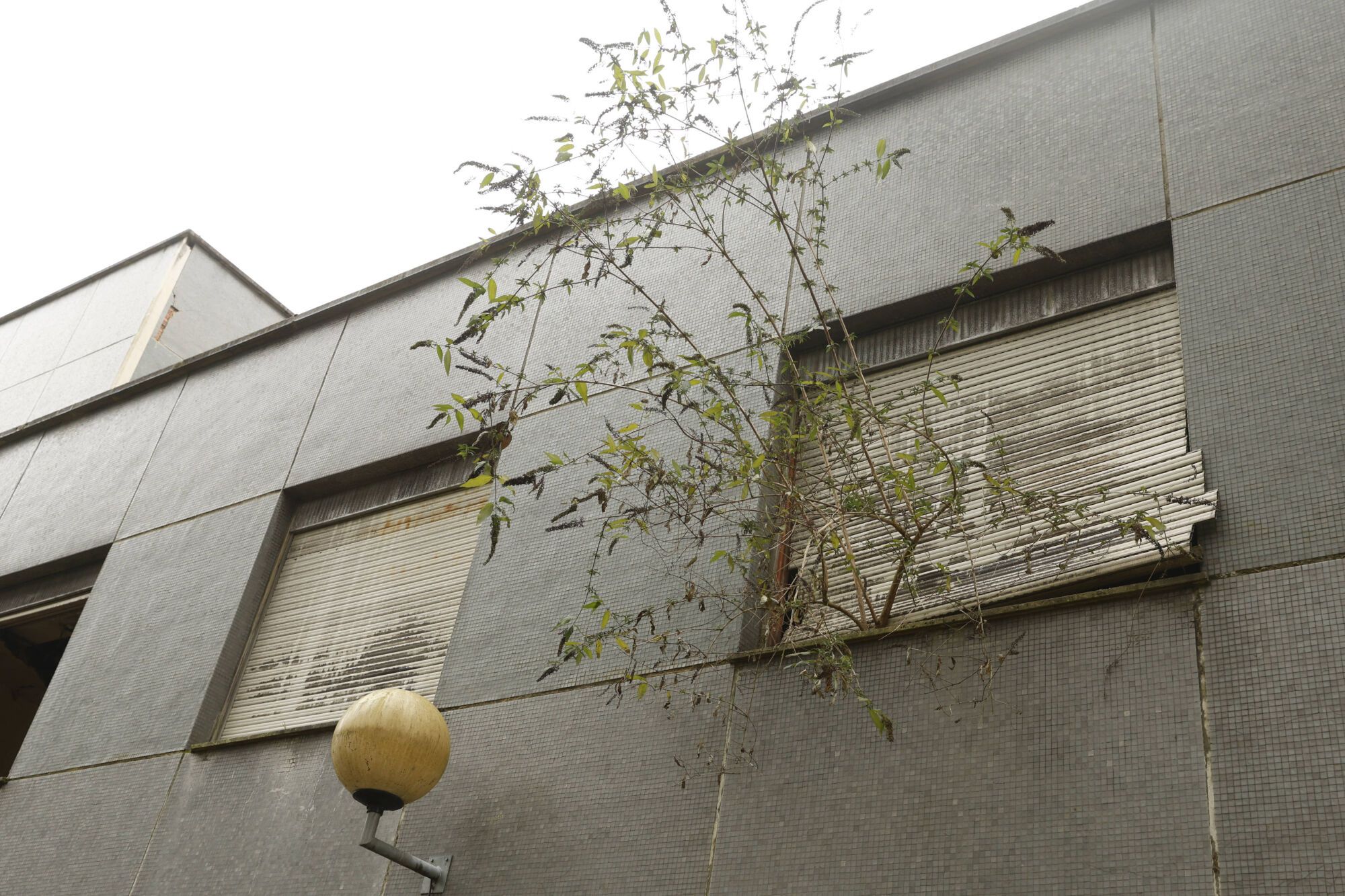 EN IMÁGENES: Viaje al interior del viejo HUCA, desvalijado y vandalizado por su abandono