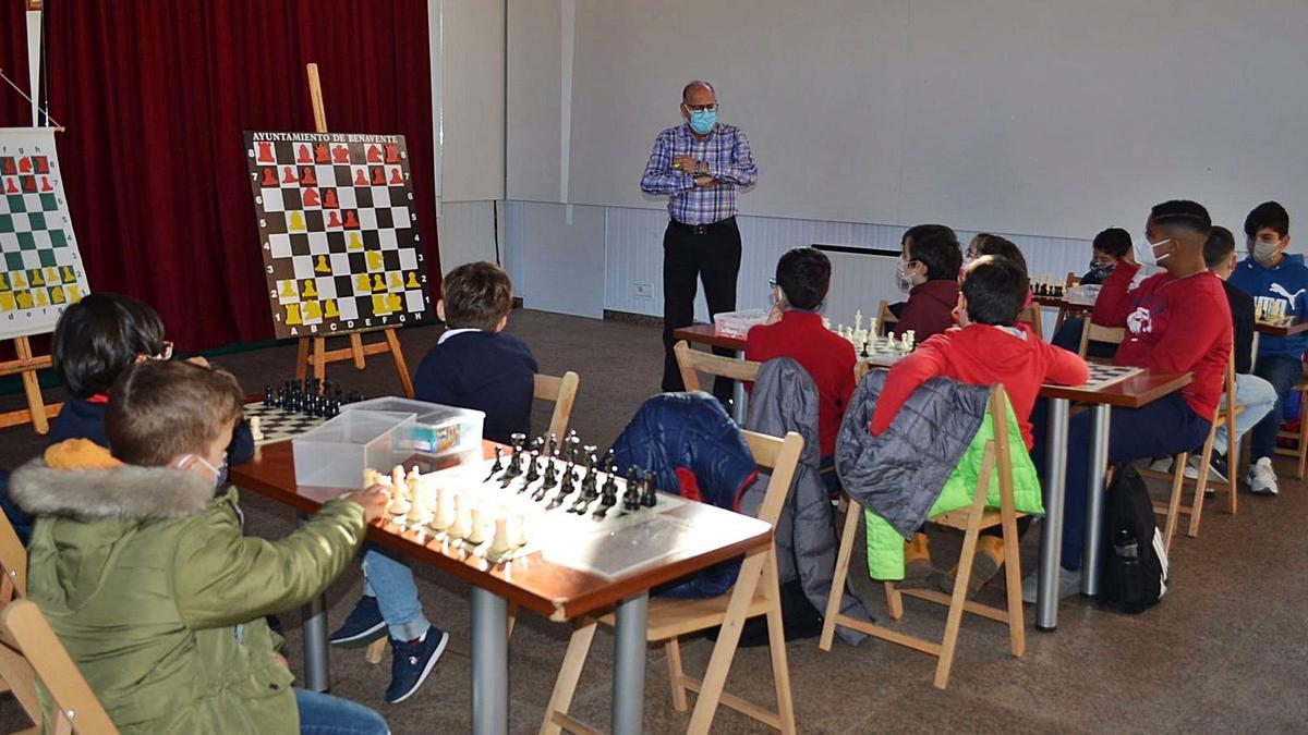 Julián Morán explica a parte de los alumnos de la Escuela Municipal de Ajedrez algunos movimientos de ajedrez.| E. P.