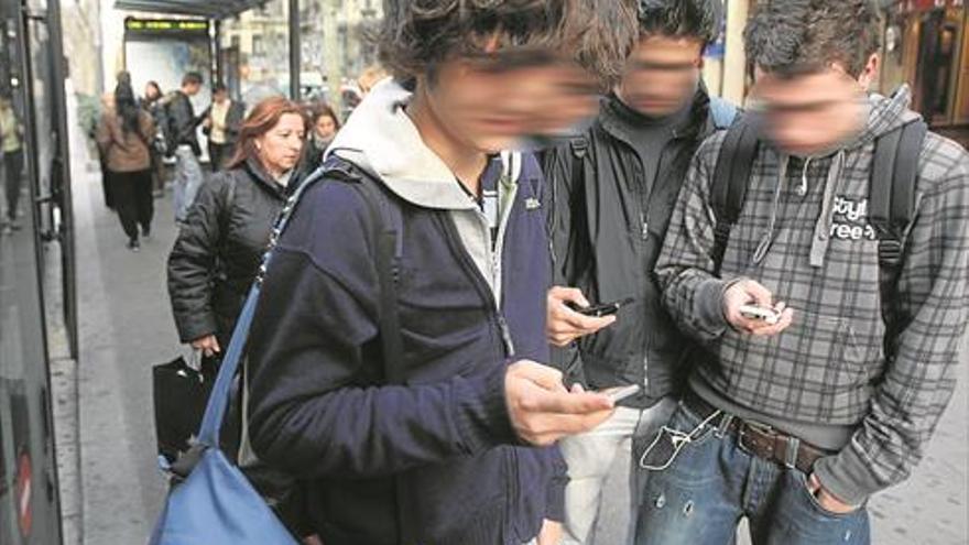 La Fiscalía recuerda que está prohibido a los menores de 14 estar en redes sociales