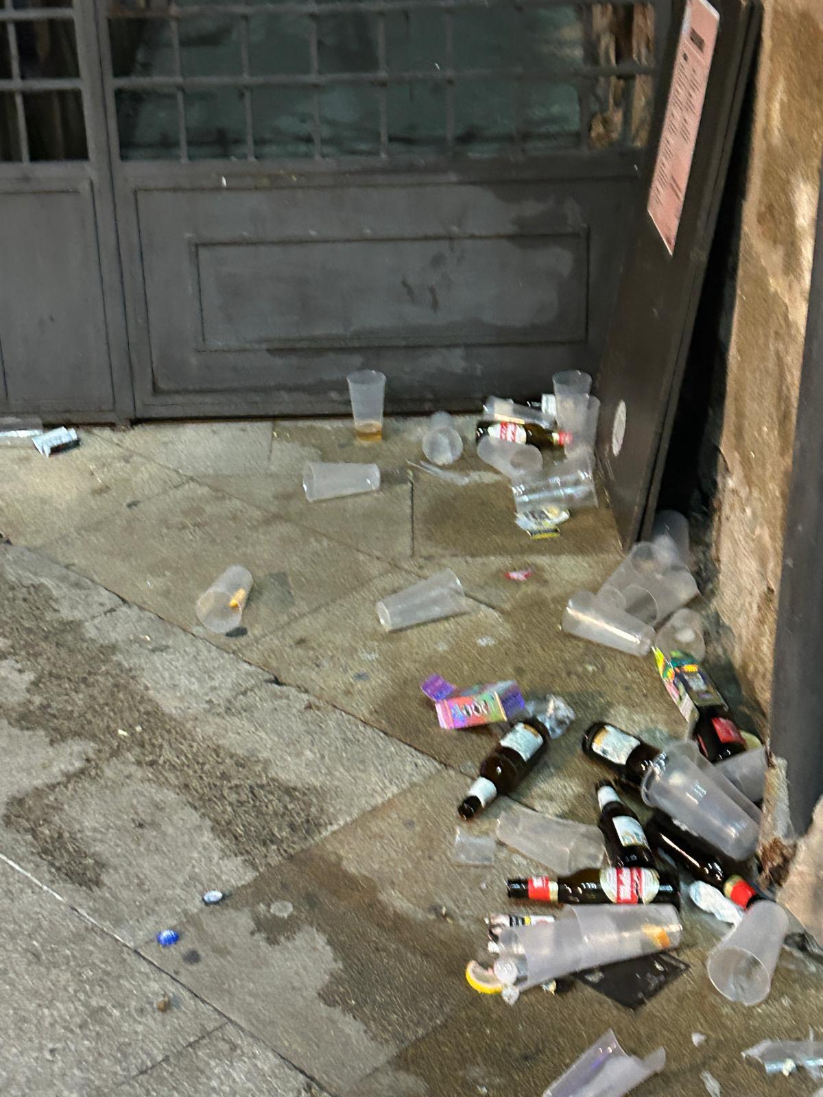 Basuras en la zona centro de Plasencia, en Nochebuena.