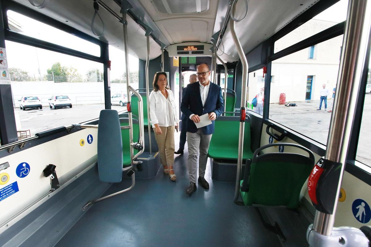 Ana Tamayo y Bernando Jordano, en el interior de uno de los nuevos autobuses de Aucorsa.