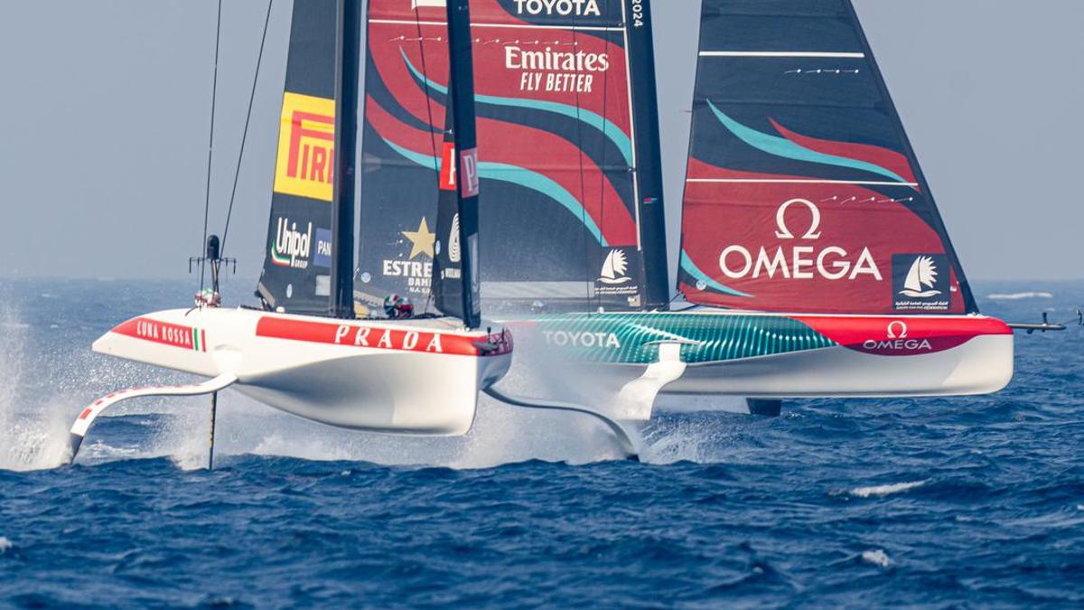 Los AC40 de Emirates Team New Zealand y Luna Rossa Prada Pirelli luchan en el segundo día de la regata preliminar de la Copa América de vela en Jeddah.