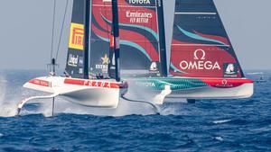 Los AC40 de Emirates Team New Zealand y Luna Rossa Prada Pirelli luchan en el segundo día de la regata preliminar de la Copa América de vela en Jeddah.