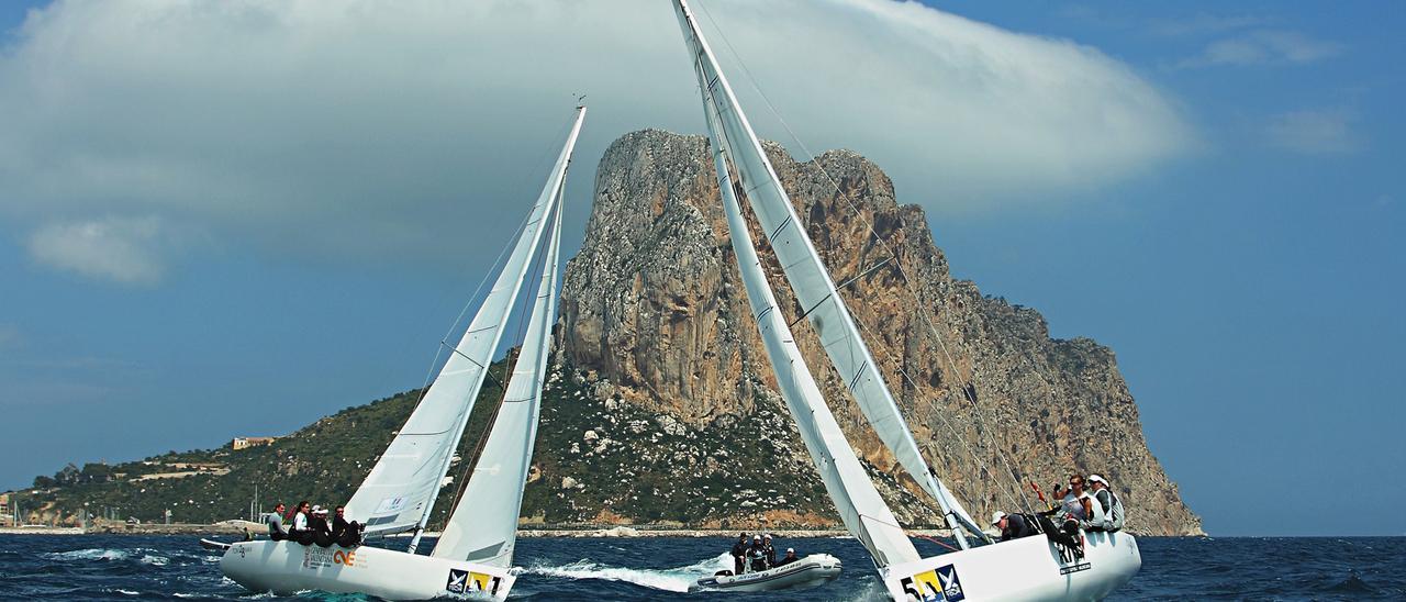 Veleros navegando cerca del puerto de Calp.